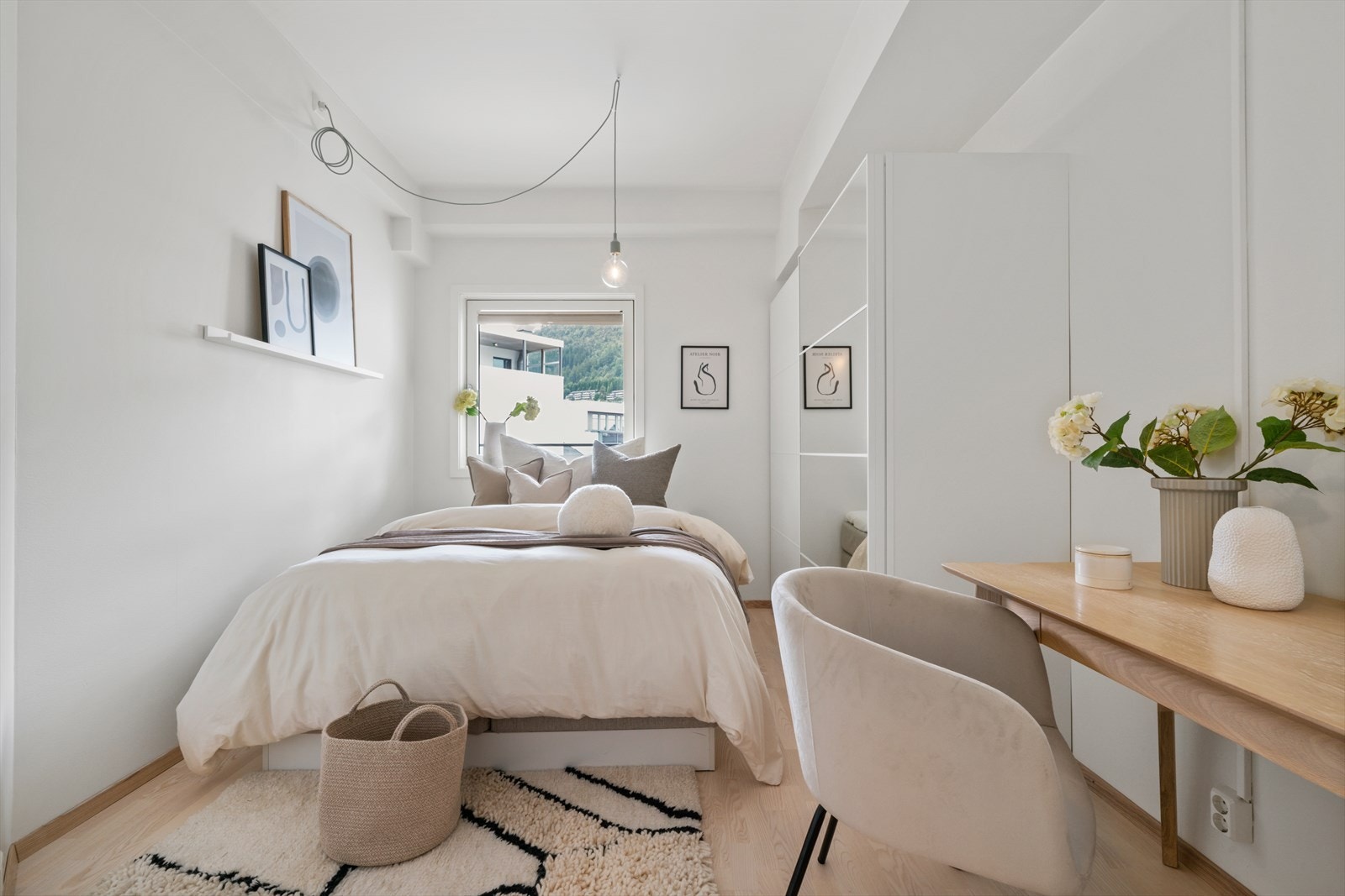 - Romslig soverom på 9,9 m² med god plass til dobbeltseng, garderobe og skrivepult - Galleribilde