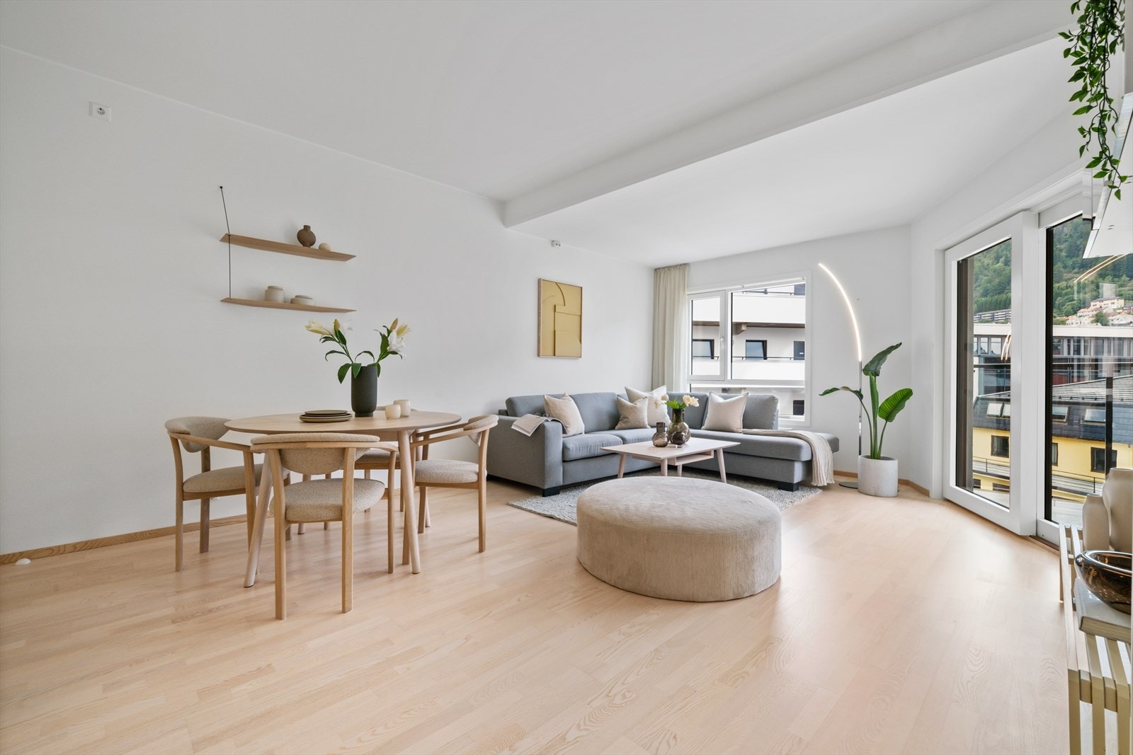 - Stuen/kjøkken strekker seg over 26,3 m² - Galleribilde