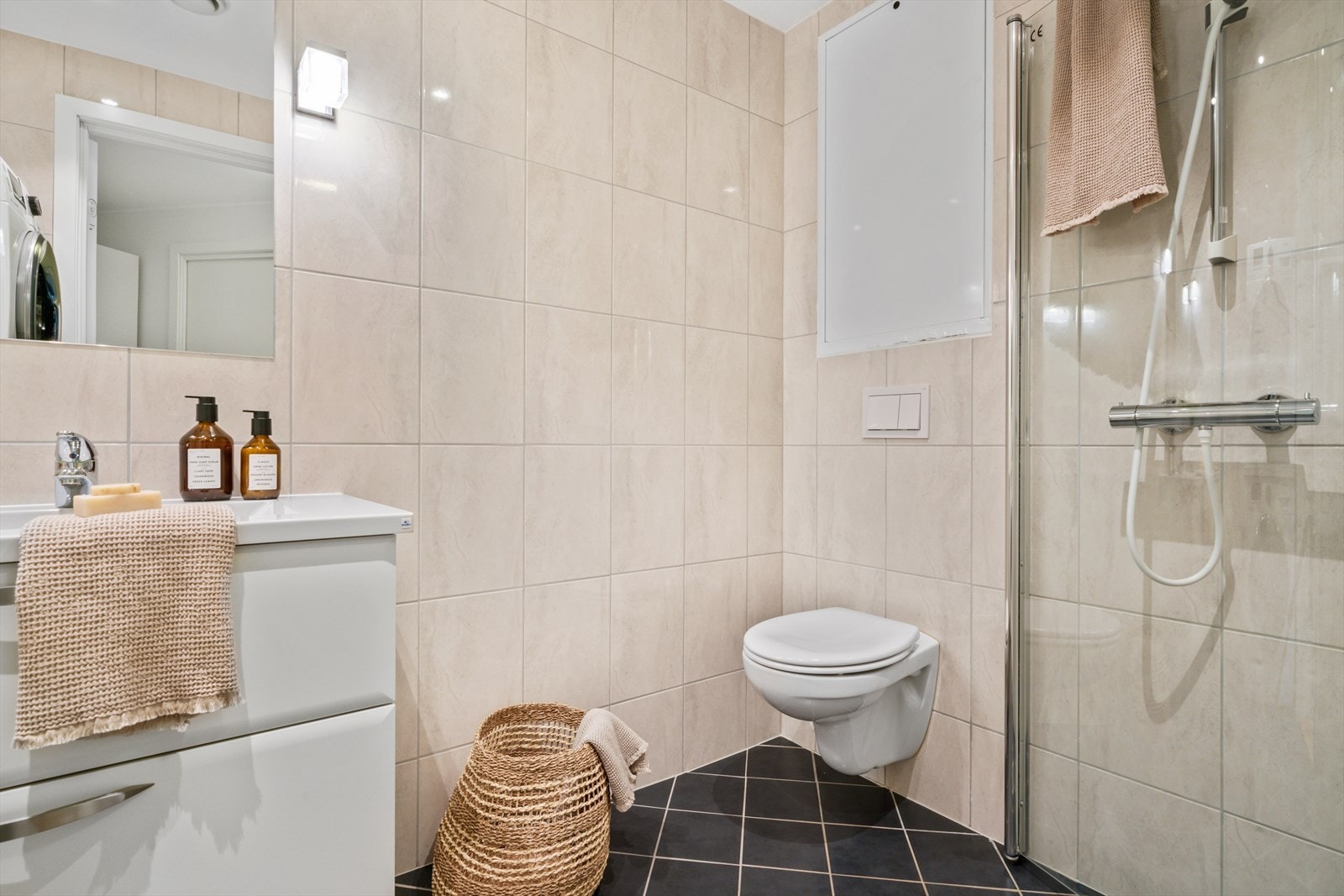 - Badet varmes godt opp med vannbåren gulvvarme - Galleribilde
