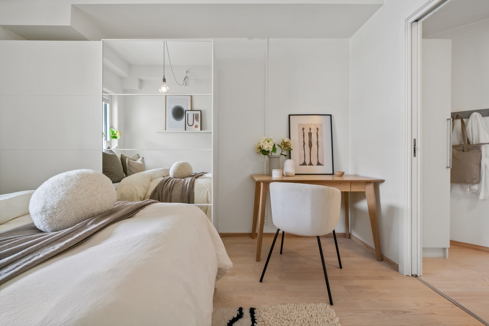- God plass til å oppbevare klær i IKEA PAX garderobe fra 2019. Garderoben medfølger! - Galleribilde