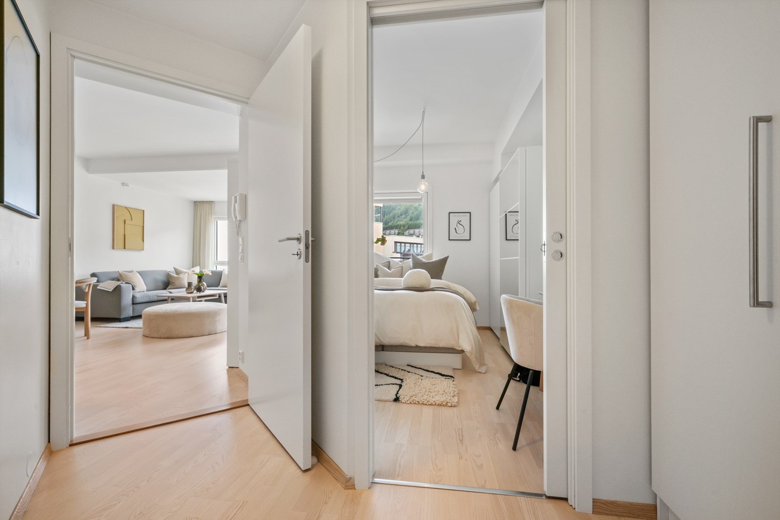 - Velkommen inn i en lys og innbydende entré. Her er det god plass til å henge fra seg yttertøy i garderoben - Galleribilde