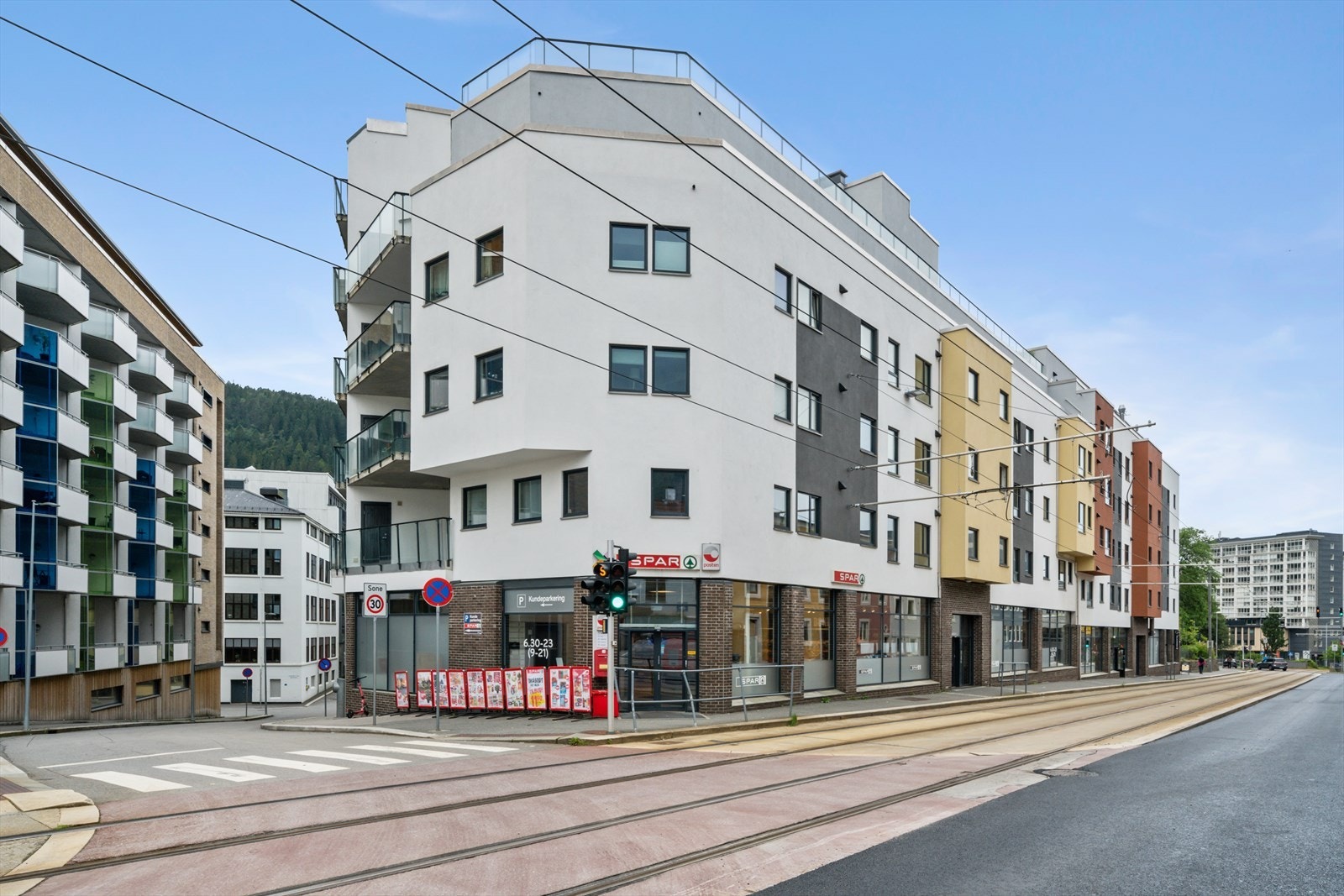 - Umiddelbar nærhet til dagligvarebutikk i første etasje - Galleribilde