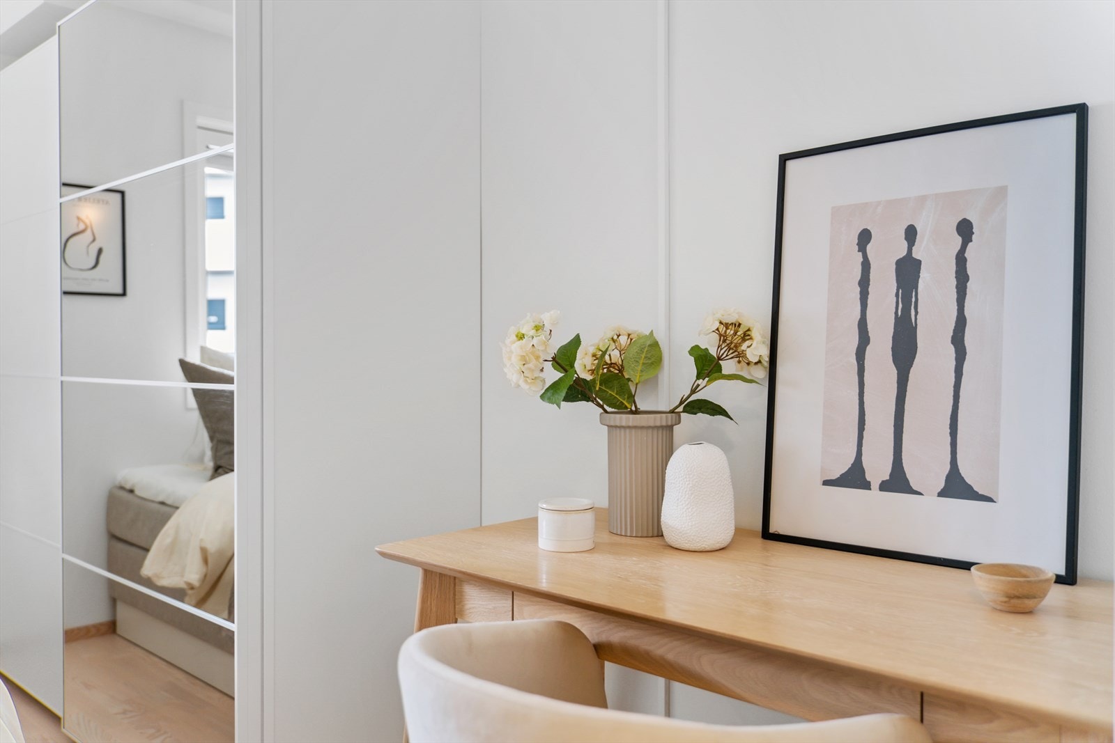 - God plass til skrivepult på soverommet, perfekt for studenter! - Galleribilde