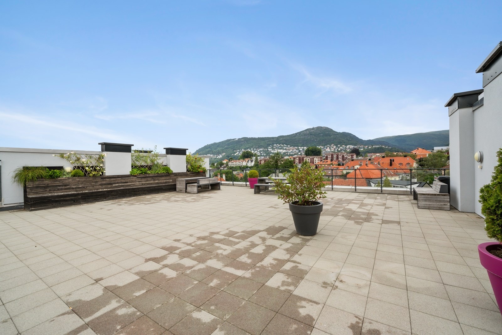 - Borettslaget har en stor og fin felles takterrasse med gode sol- og utsiktsforhold- Galleribilde