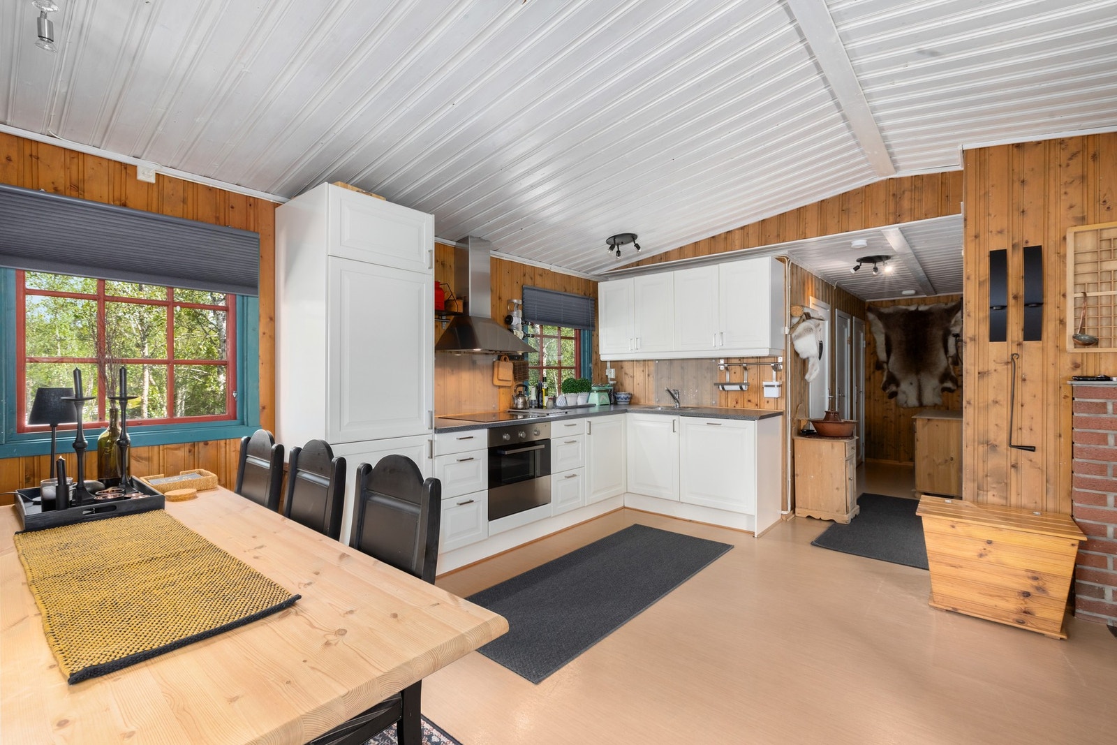 Kjøkkeninnredning fra 2012 med integrerte hvitevarer og god skapplass. Galleribilde