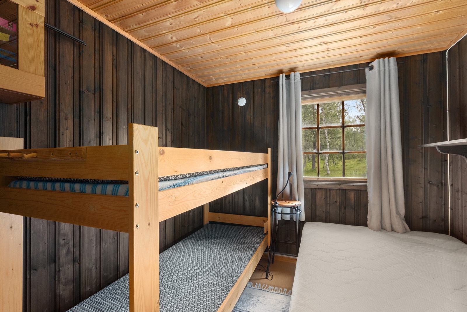 Det er 3 soverom på hhv. 6,5, 6 og 4 kvm. Galleribilde