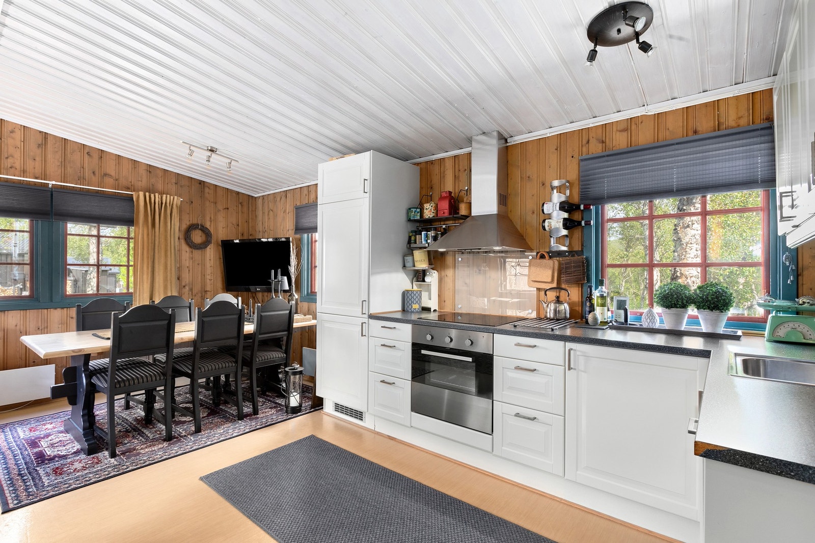 Det er integrert kjøl/fryseskap, platetopp, stekovn og oppvaskmaskin. Galleribilde