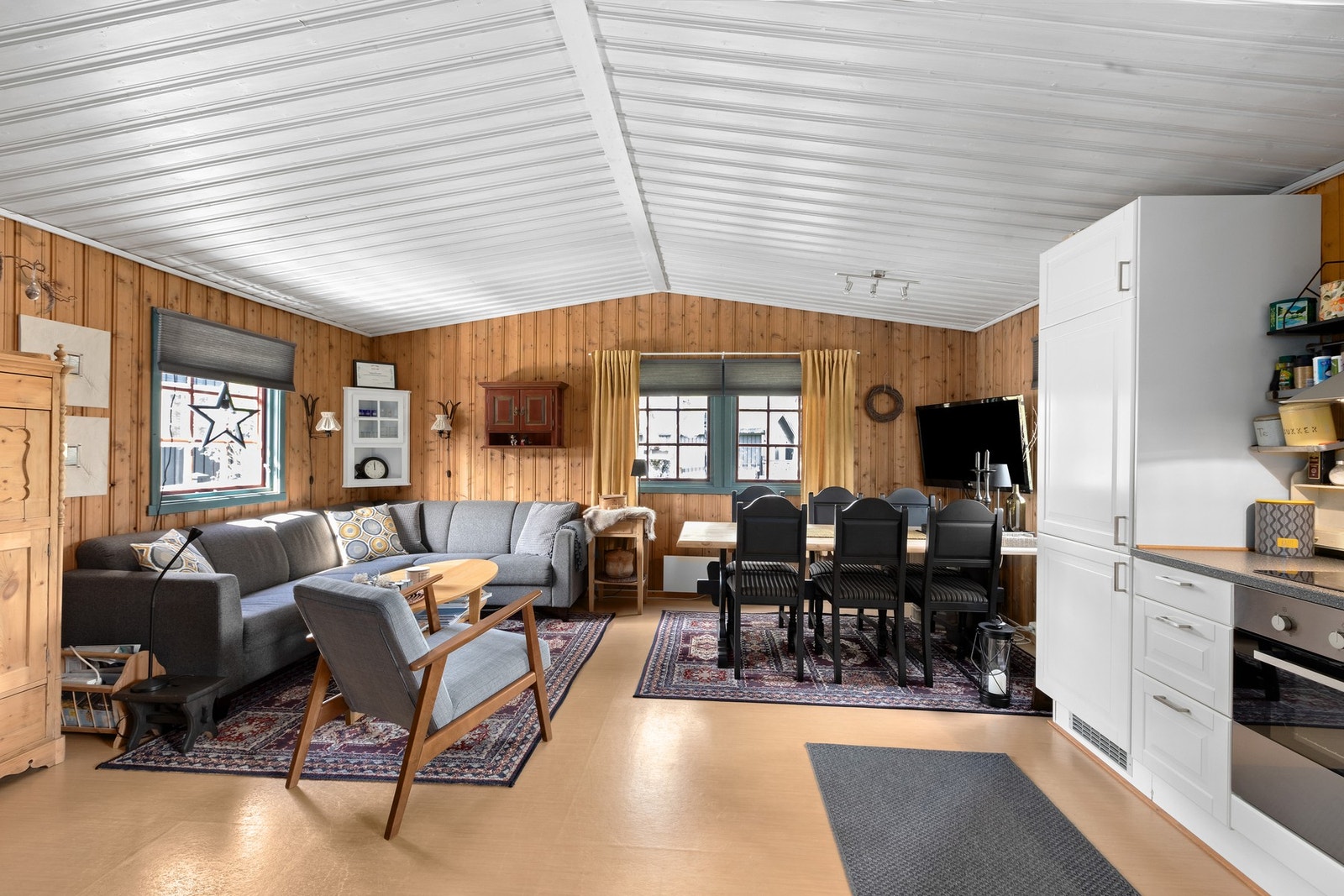 Hytta er på 60 kvm BRA og rommer stue, kjøkken, baderom, 3 soverom, innvendig og utvendig bod. Galleribilde