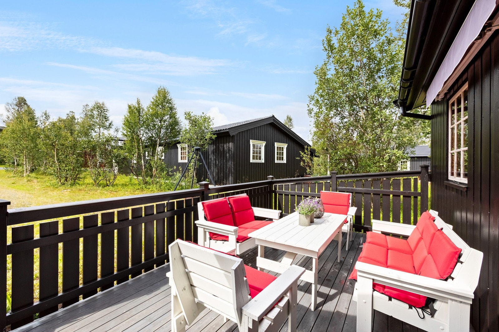 Solrik terrasse på 29 kvm på fremsiden av hytta. Galleribilde