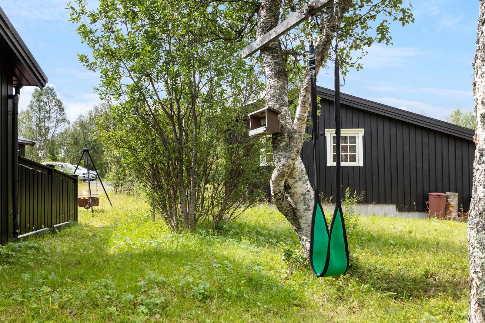 Vegger mot sør og vest er malt 2024. Galleribilde