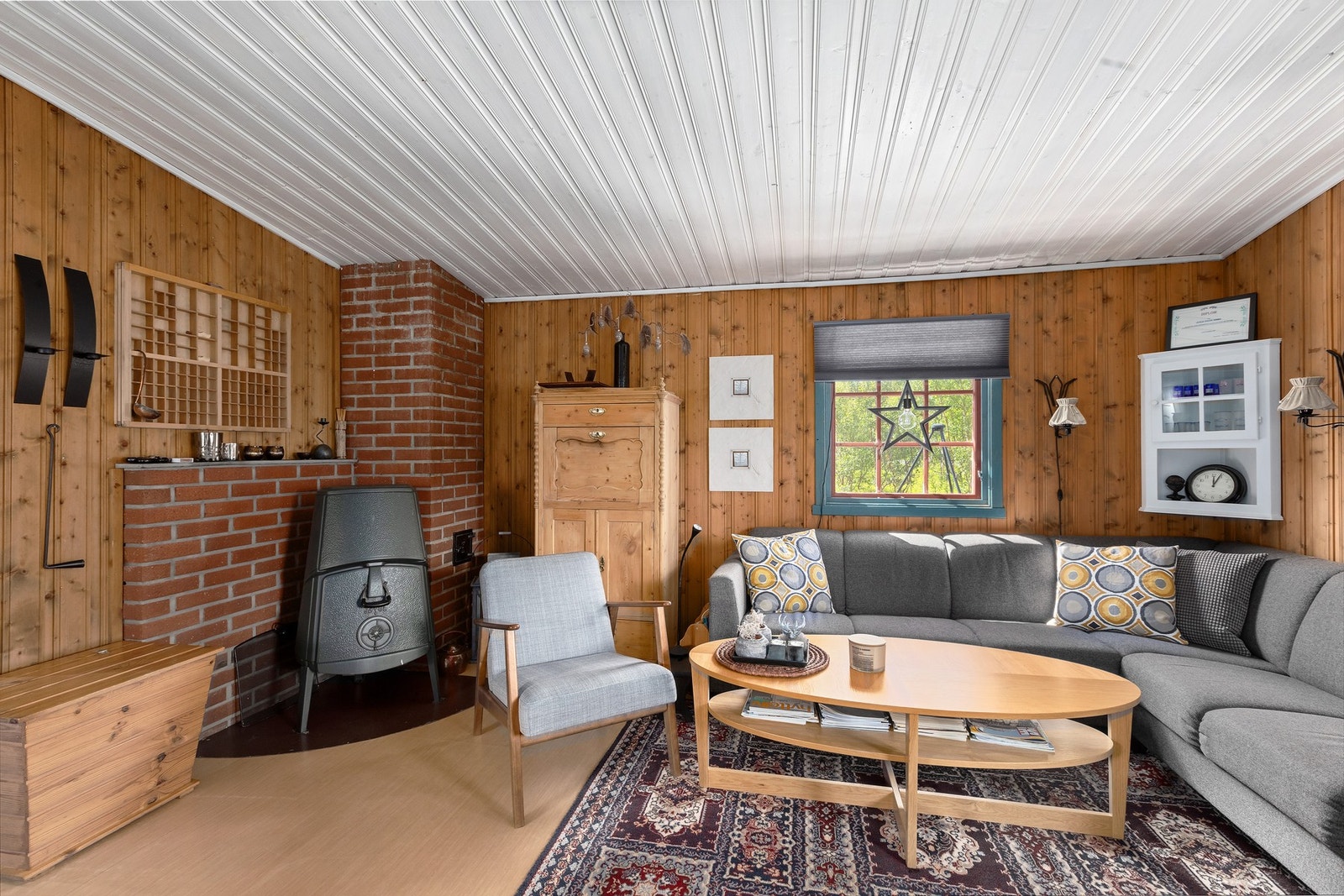 Hytta har åpen løsning mellom stue/kjøkken med god plass til spisestue. Galleribilde