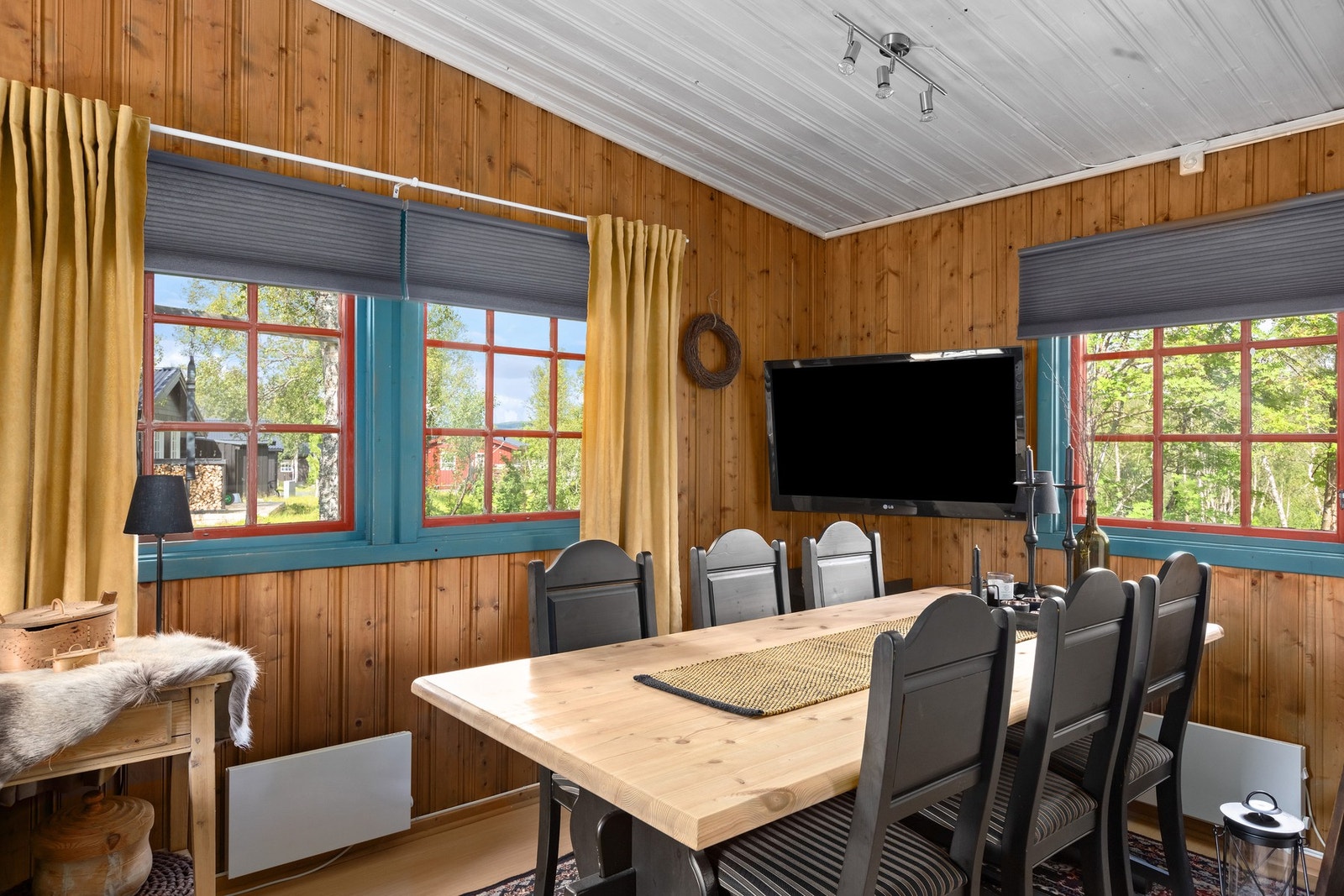 Spisestue og TV-sone. Galleribilde