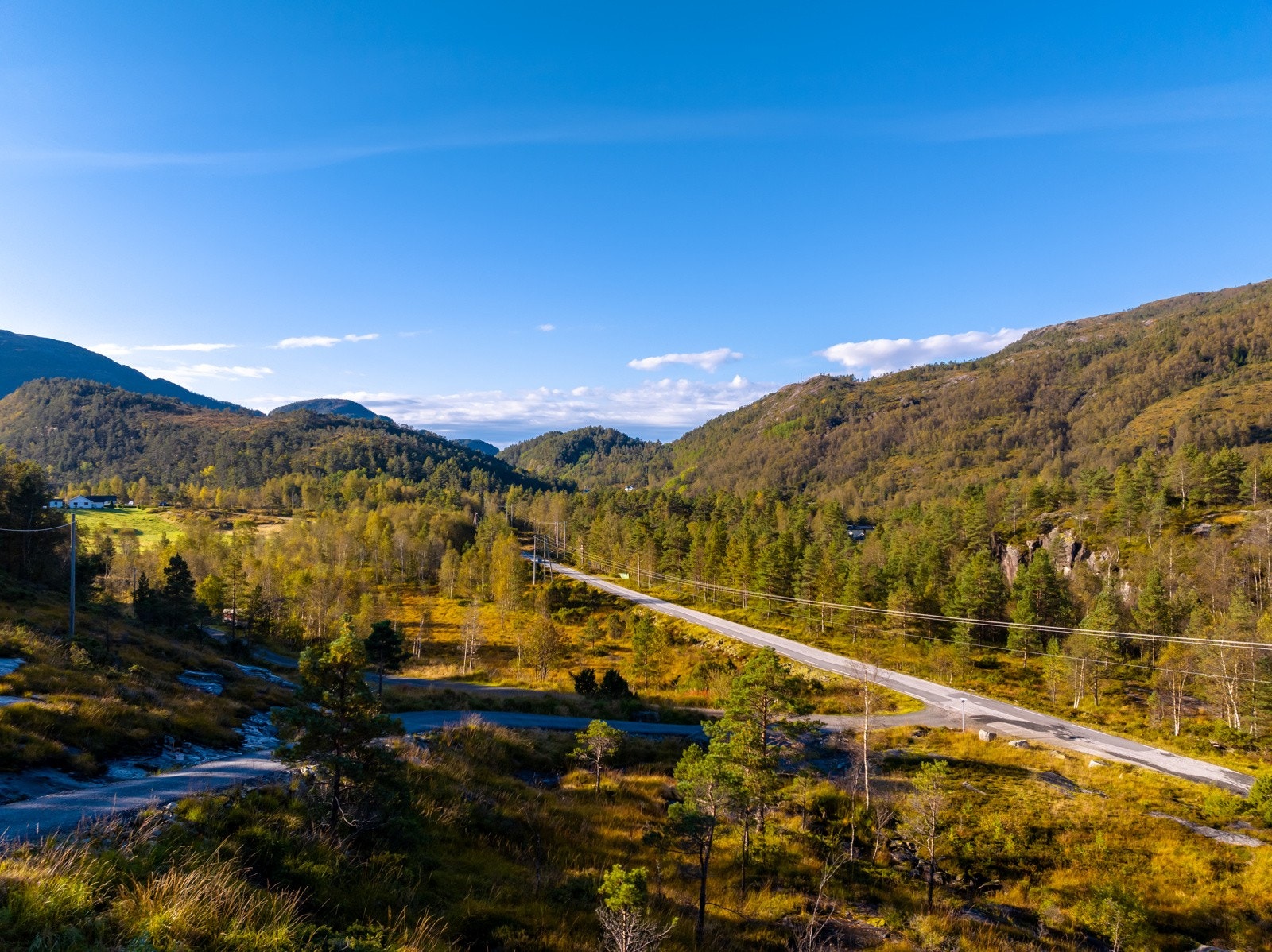 Tomten ligger usjenert til på oppsiden av hovedveien Galleribilde