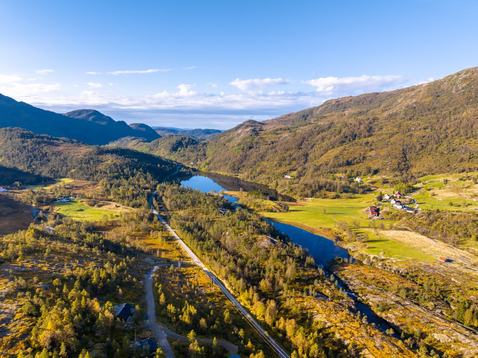 Fritidstomt i naturskjønne omgivelser med syd-vestvendt beliggenhet Galleribilde