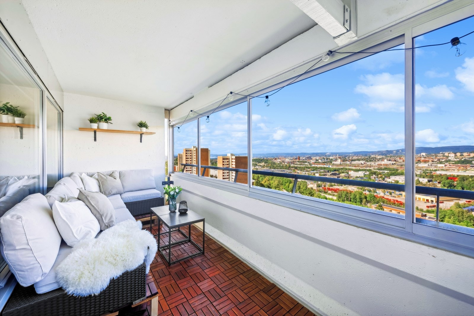 Her er det god plass til større sittegrupper, grill og diverse annet utstyr. Utsikten er vidstrakt, og du er helt skjermet for innsyn. Galleribilde