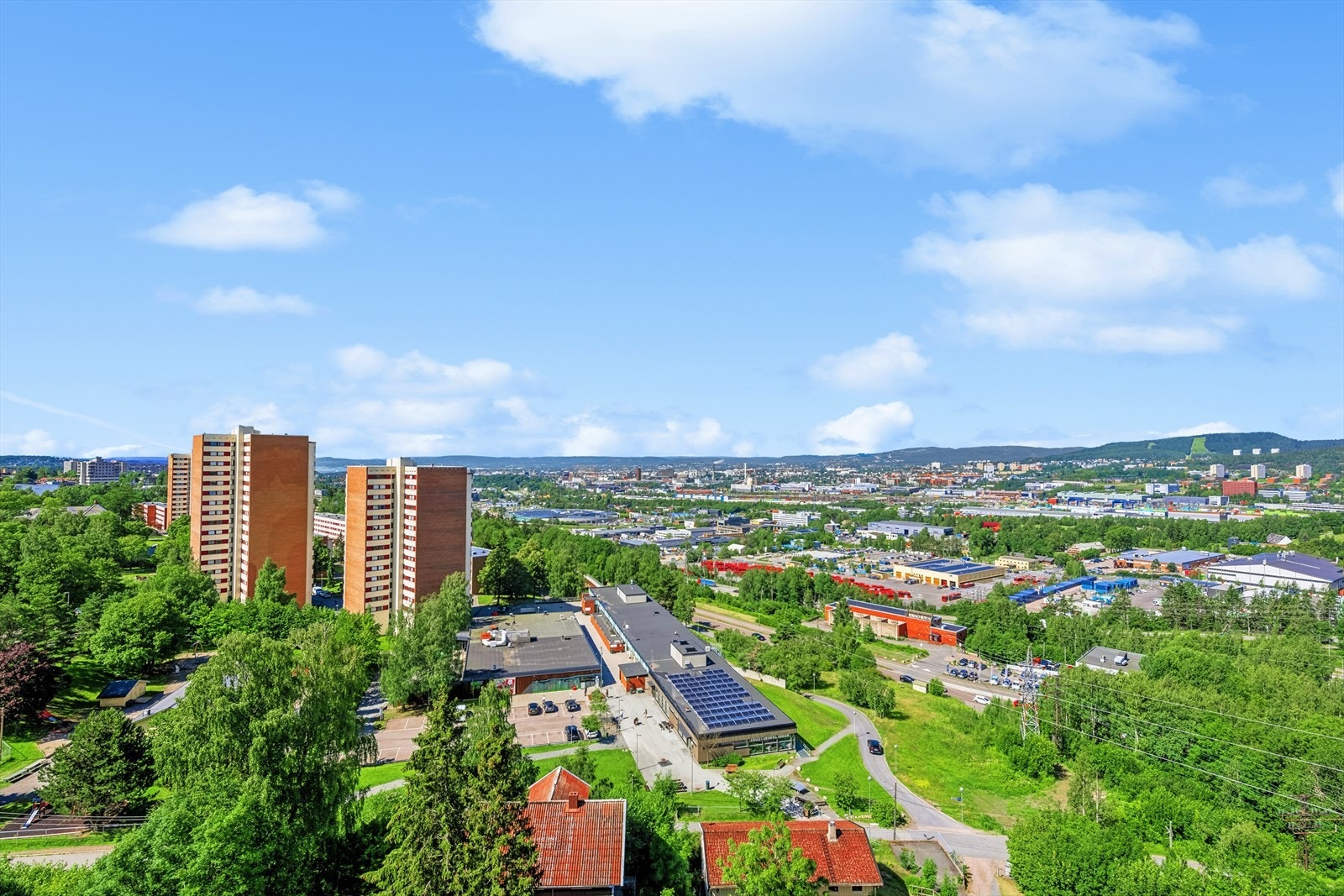 Utsikten strekker seg fra Nesodden og Oslofjorden, over Holmenkollen og Grefsenåsen og helt opp mot Stovner og Vestli. Galleribilde