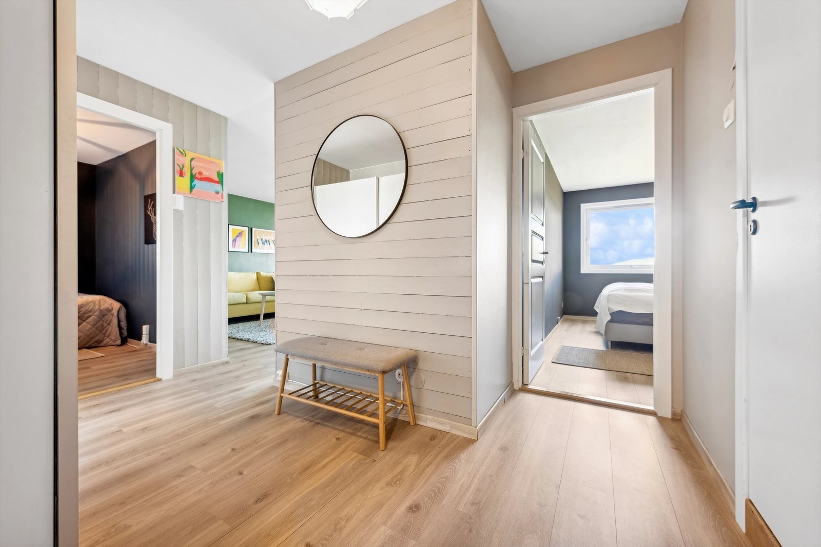 Her er det montert stor skyvedørsgarderobe, og det er også plass til diverse øvrige løsninger. Bygget har callinganlegg med kamerafunksjon, og med to heiser er det enkel og komfortabel adkomst til boligen. Galleribilde