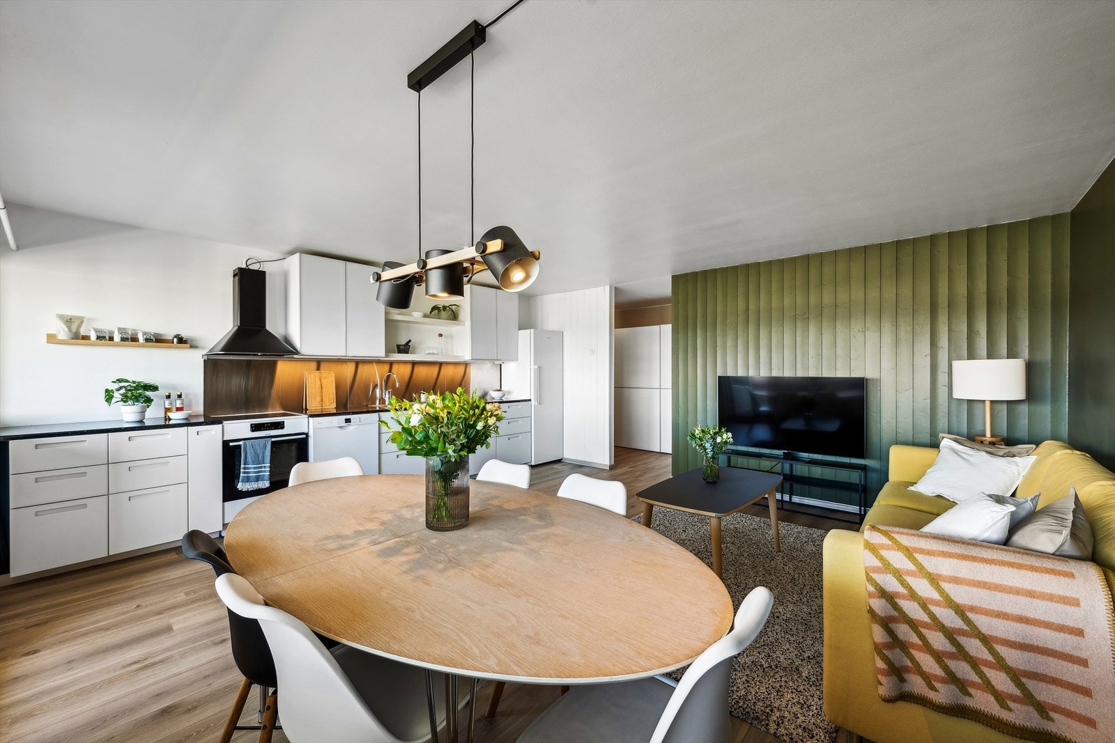 Godt med plass til spisebord, som passer perfekt inn langs vinduene. Galleribilde