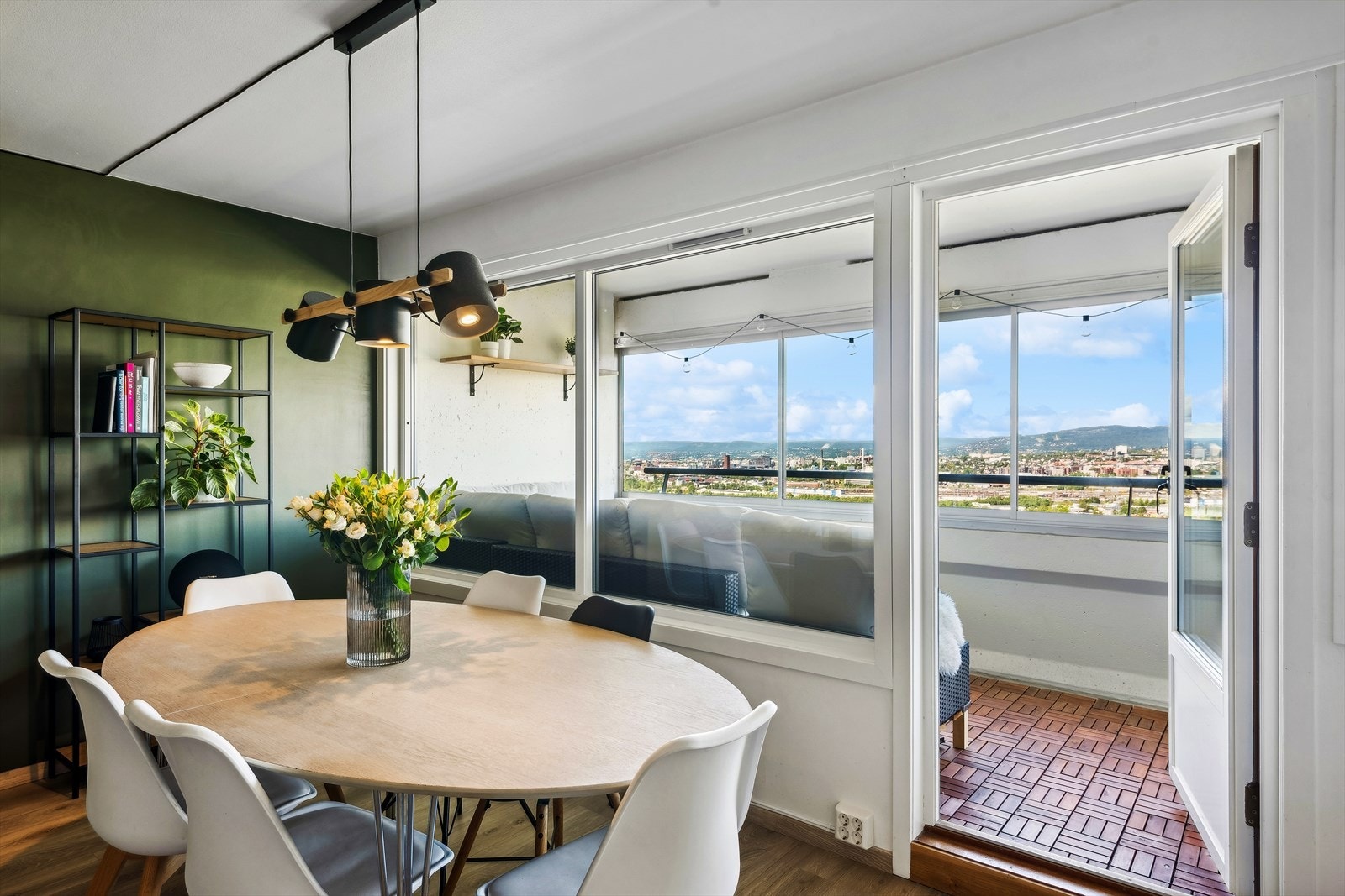 Fra stuen har du tilgang til en herlig innglasset balkong på hele 11 m². Galleribilde