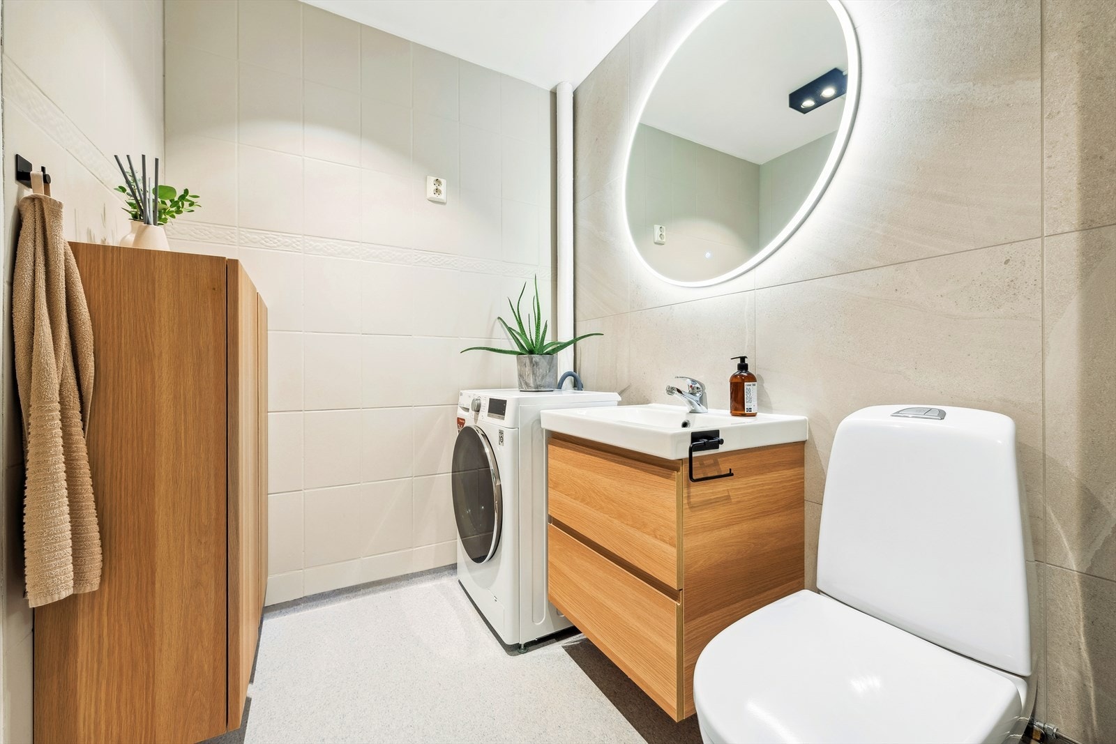 Badet har flissatte vegger og vinylbelegg på gulvet. Galleribilde