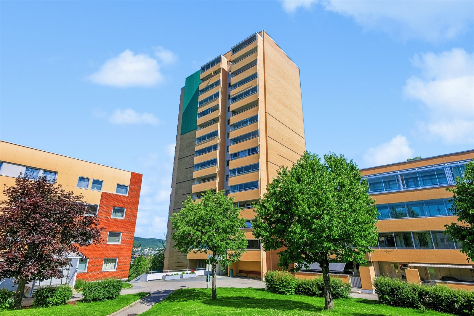 Boligen ligger i et veldrevet borettslag på Trosterud, med kort avstand til det meste du trenger i hverdagen. Det er kun et par minutters gange til både nærbutikk, buss og t-bane, og med Østmarka like ovenfor har du også flotte turmuligheter hele året. Galleribilde