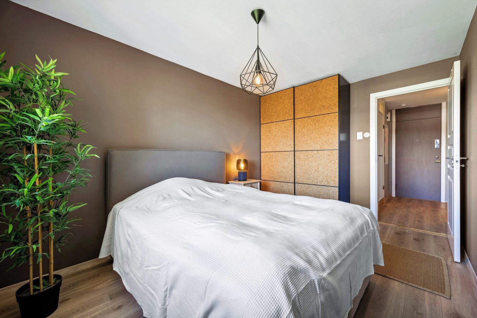 Her er deg også montert praktiske garderobeskap langs veggen mot badet. Galleribilde