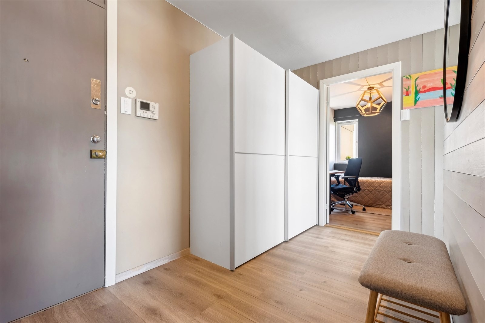 Velkommen inn! Entreen er lys og innbydende, og gir et godt førsteinntrykk av boligen. Galleribilde