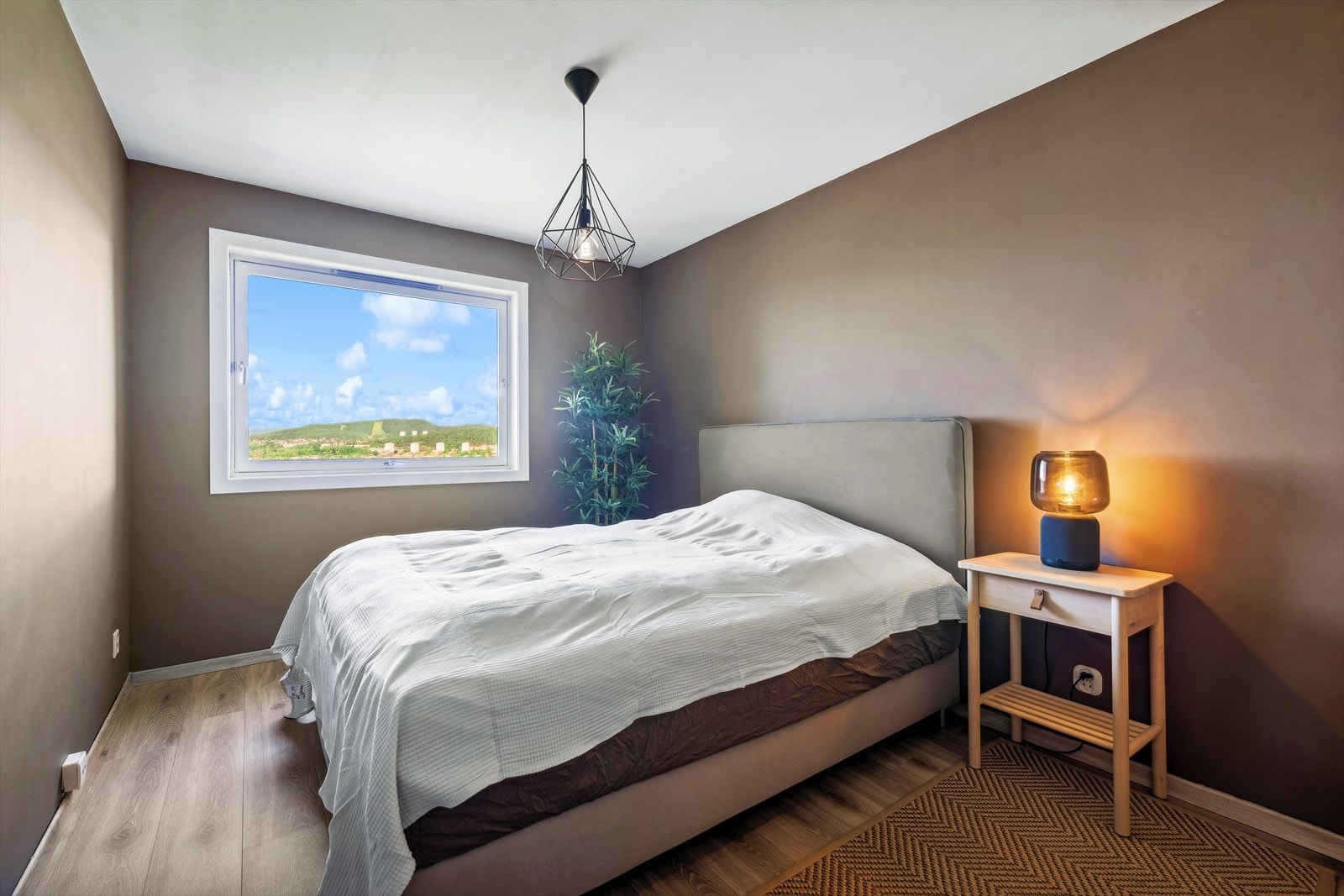 Boligen har to soverom. Hovedsoverommet er av god størrelse, med god plass til en større dobbeltseng. Galleribilde