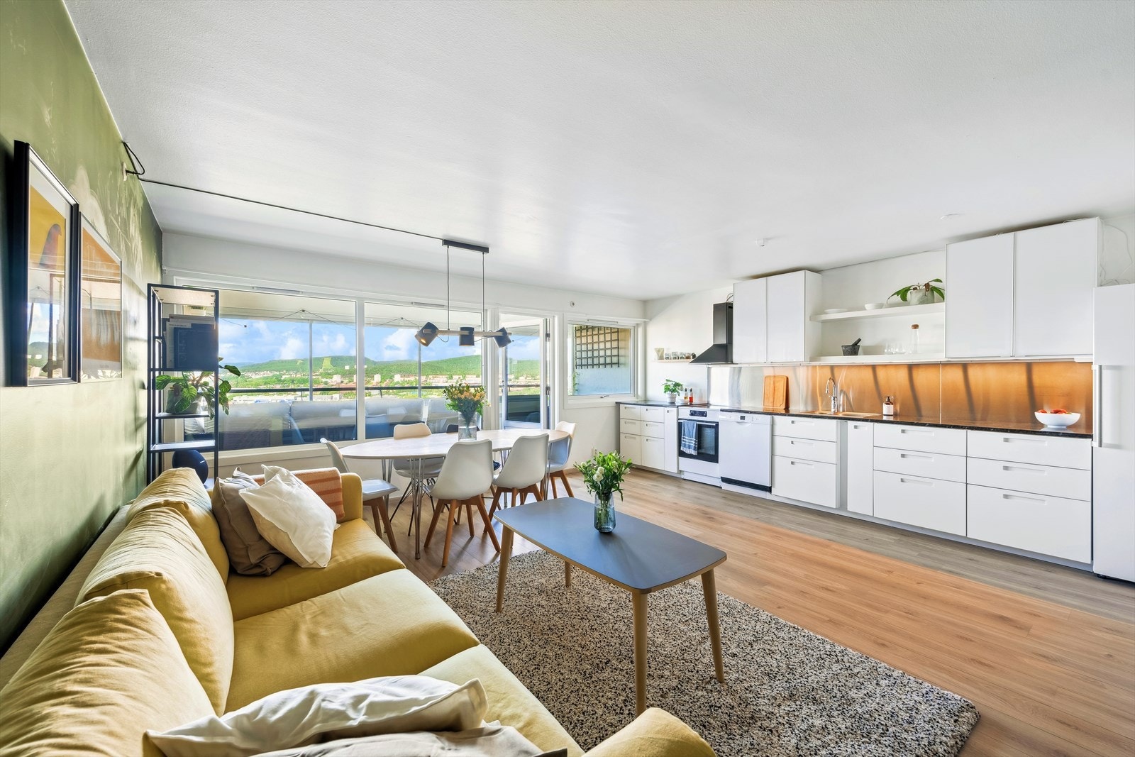 Stuen har også store vindusflater, her får du virkelig utsikten helt inn i sofakroken! Galleribilde