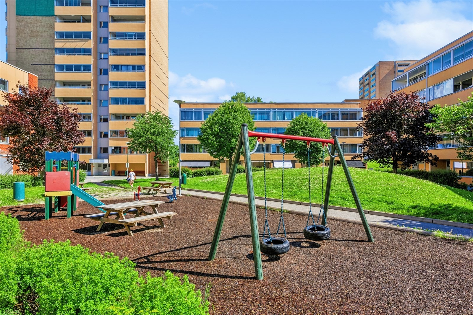 Borettslaget har pent opparbeidede felelsarealer med lekeplasser, ballbinge og grøntarealer. Galleribilde