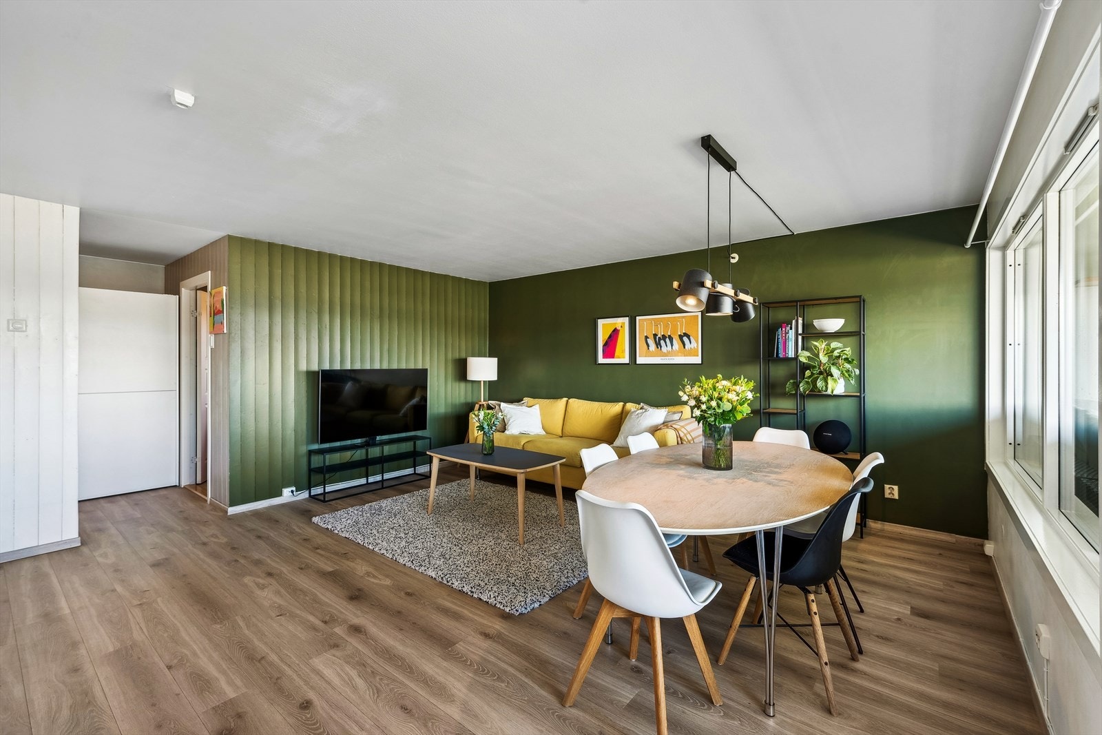 Boligen har en god og arealeffektiv planløsning. I stuen får du enkelt plass til både sofagruppe foran TV-en og spisestueløsning. Galleribilde