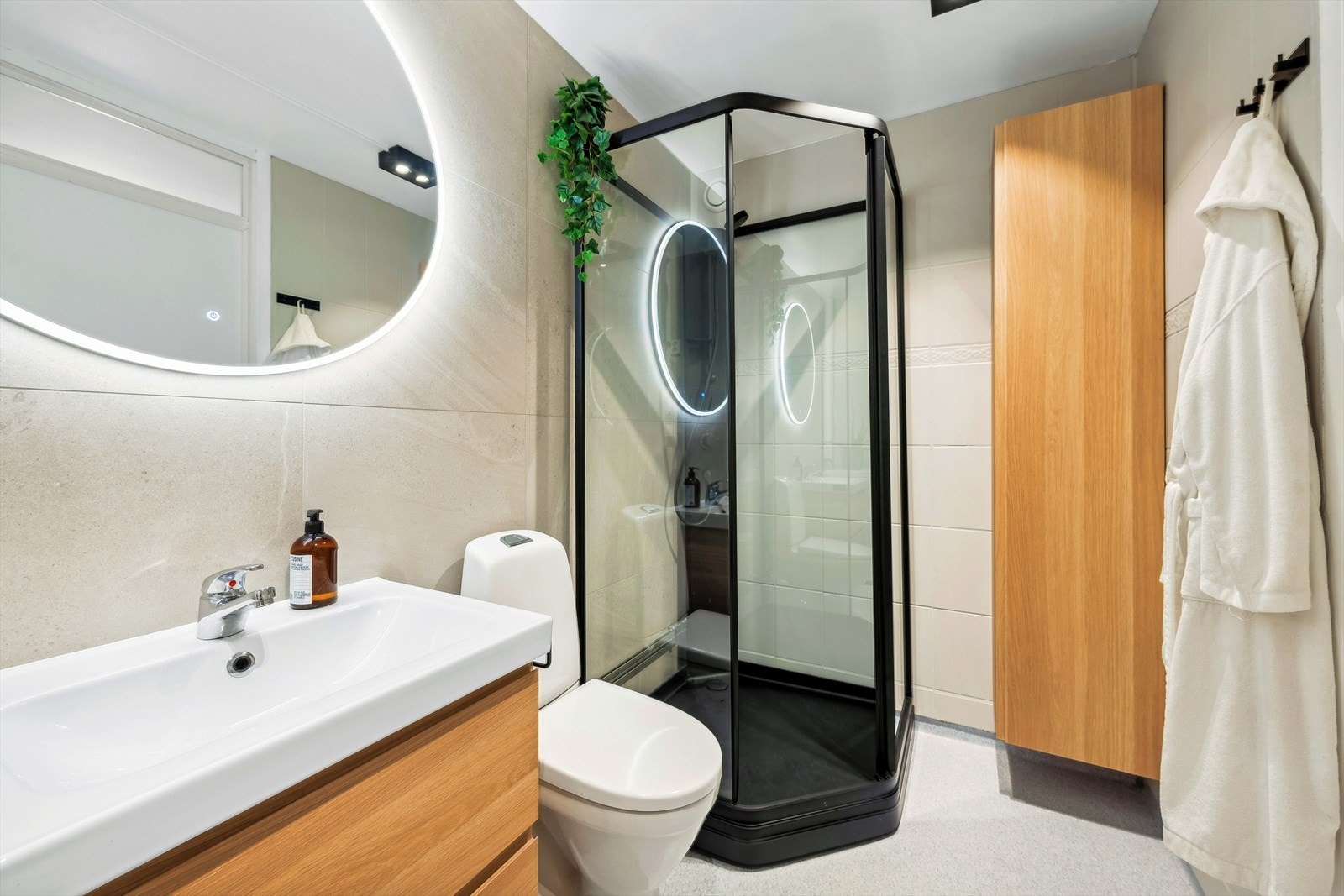 Det er utstyrt med et tøft dusjkabinett i sort utførelse, praktiske oppbevaringsløsninger og opplegg for vaskemaskin. Det er også tilgang til fellesvaskeri i bygget. Galleribilde