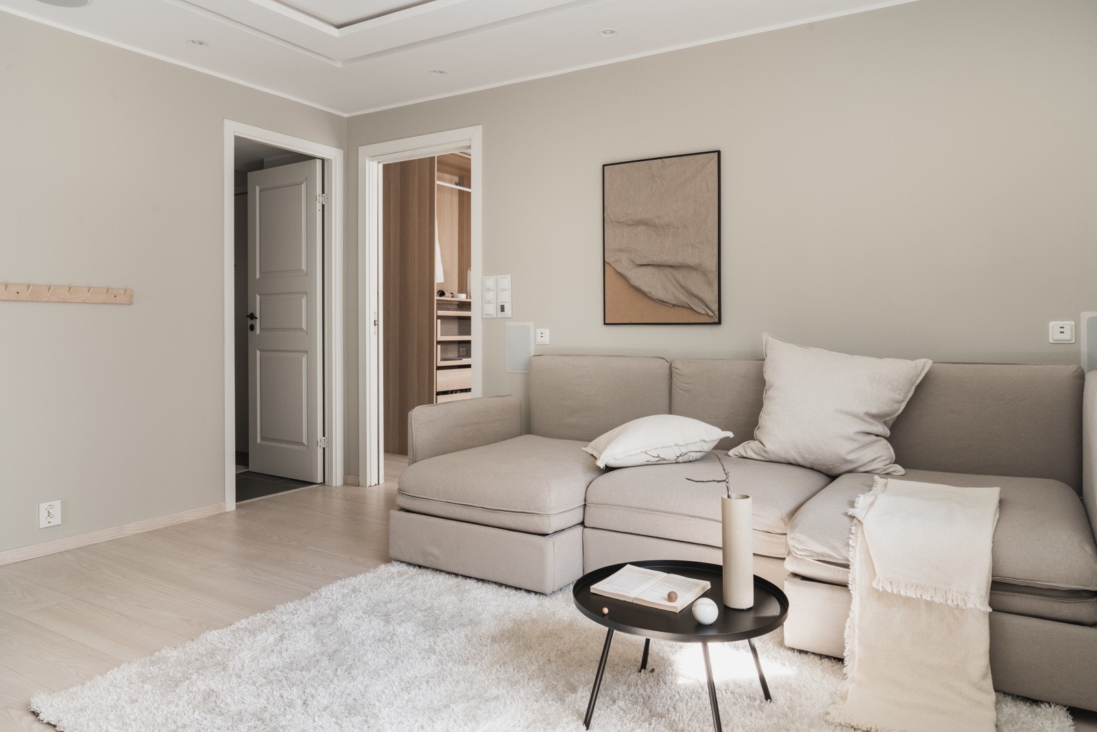 Stuen har varmeteppe under gulv i stue. Det er også varmekabler på bad, gang og kjøkken Galleribilde