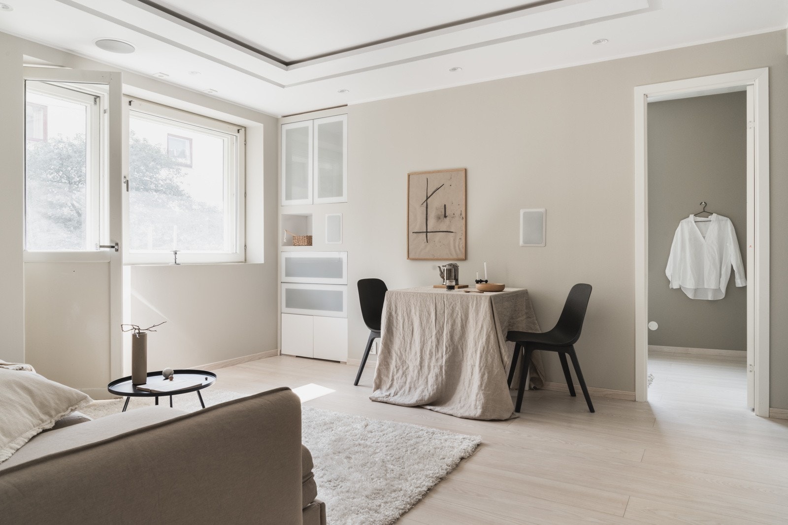 Stuen har slette overflater malt i en tidsriktig fargekombinasjon og et slitesterkt 1-stavs laminatgulv som komplimenteres av det naturlige lysinnslippet. Galleribilde