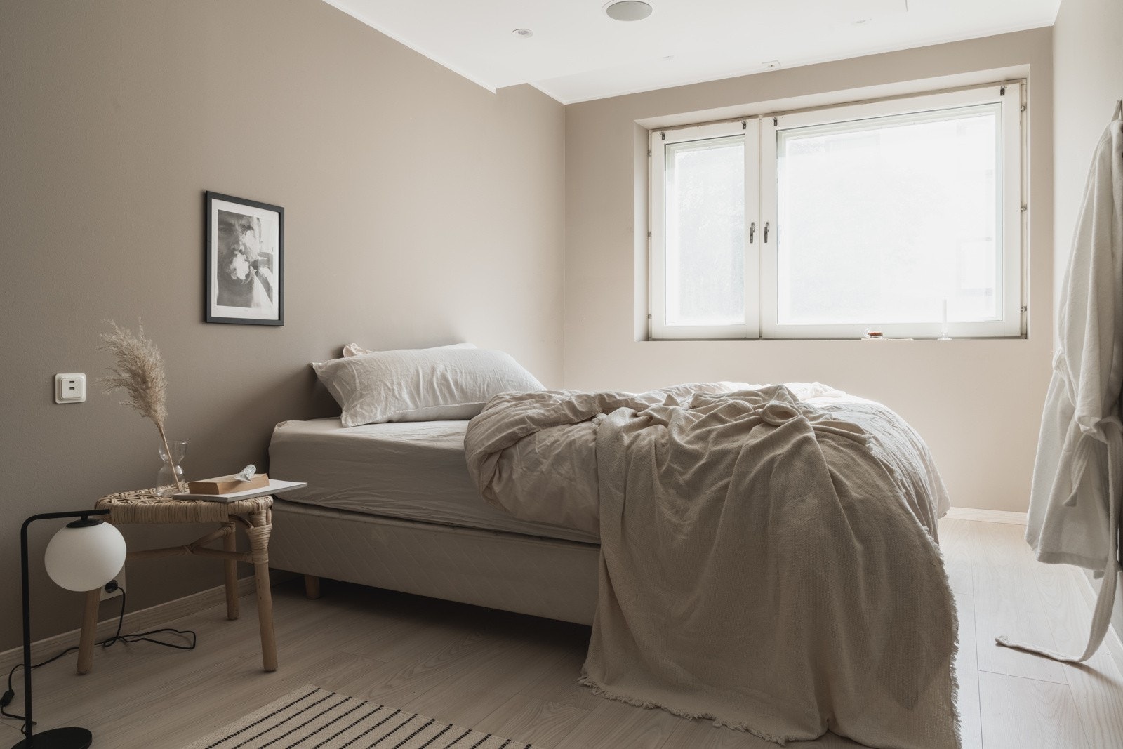 Begge soverommene har en moderne standard med slette overflater malt i en lun, imøtekommende farge som kombineres med et slitesterkt 1-stavs laminatgulv Galleribilde