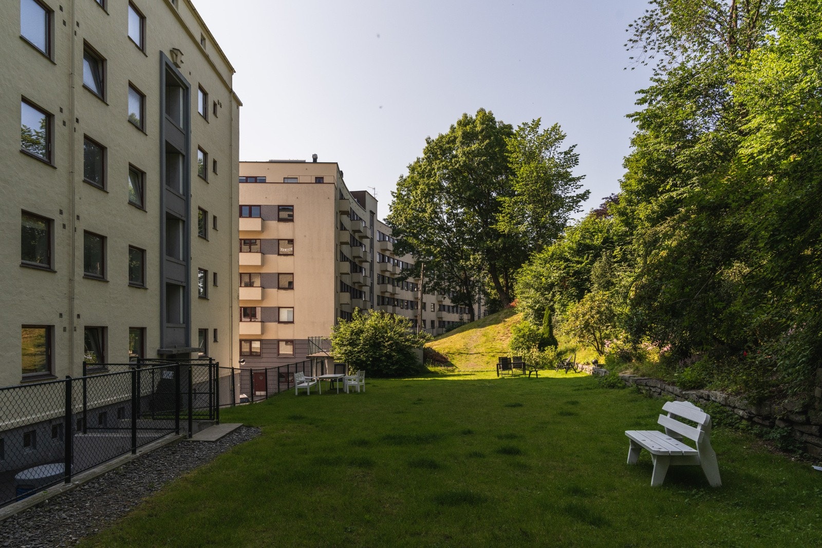 Borettslaget har felles hage med utemøbler - perfekt til fine sommerdager! Galleribilde