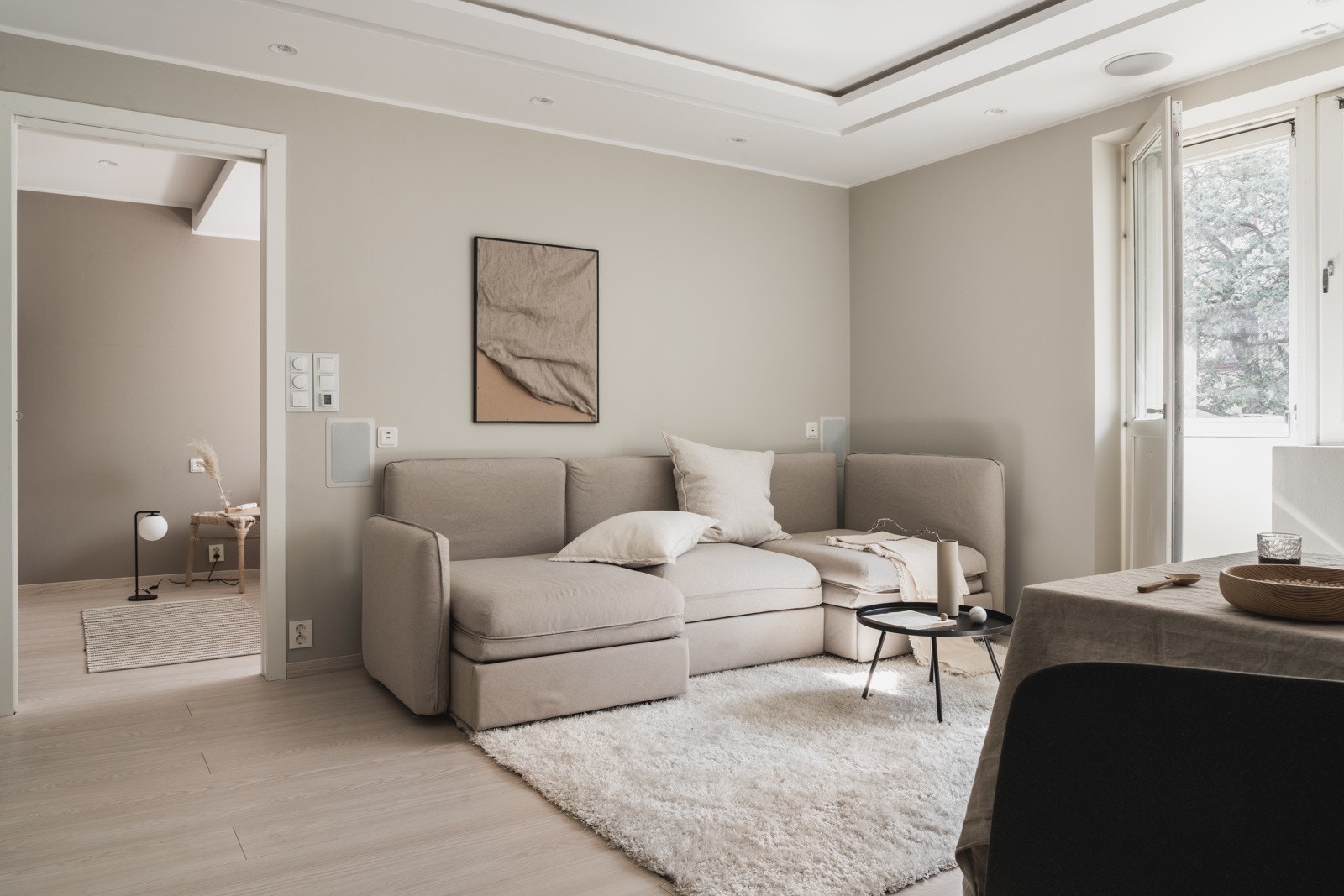 Fra stuen er det utgang til en sørvest-vendt balkong på 5,9 kvm med gode solforhold Galleribilde