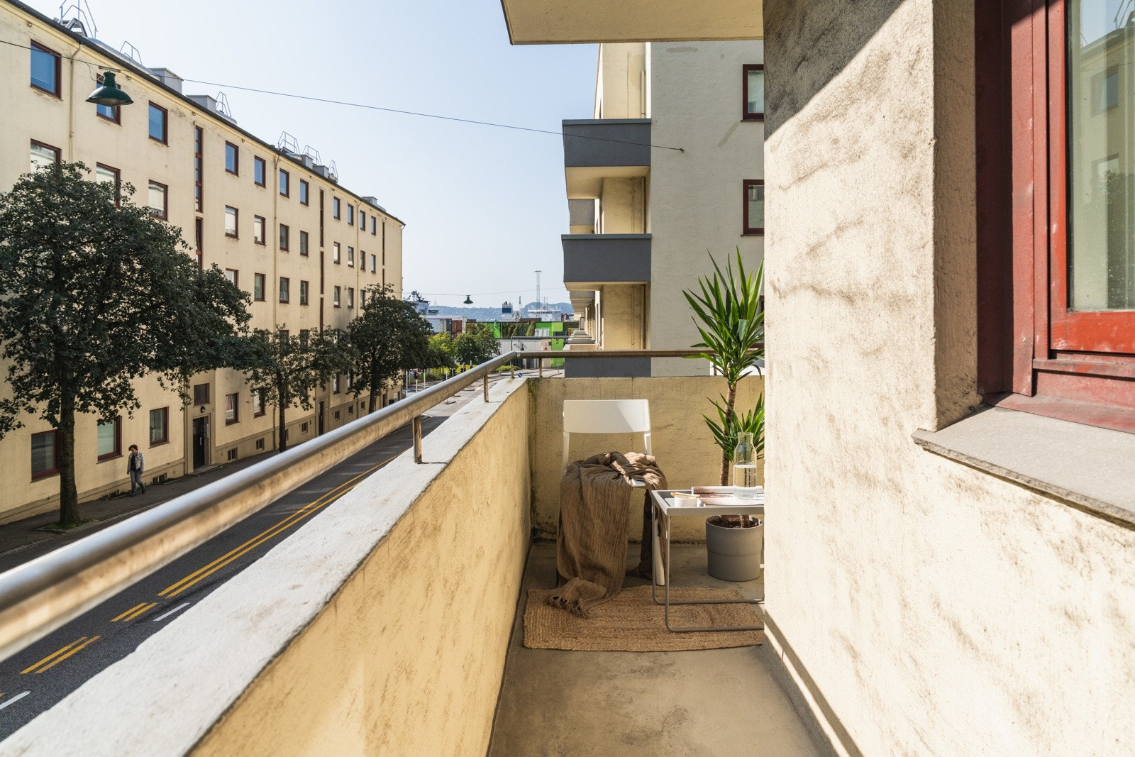 På sommerstid kan du nyte solen fra ca. 0900-2100 Galleribilde