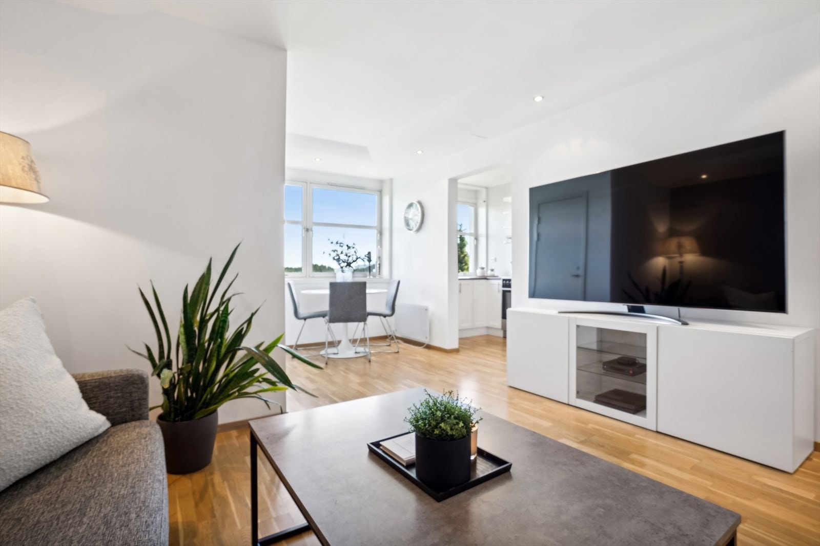 Stuen er lys og luftig, og har god plass til både sofagruppe og spisegruppe. Galleribilde