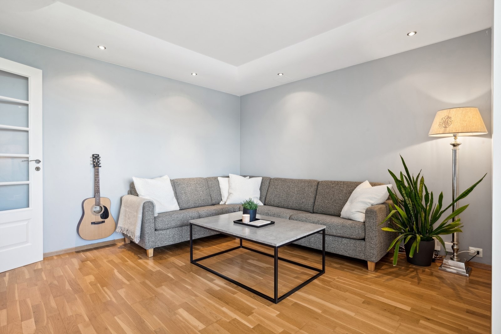 Sofagruppen har en fin plassering i stuen. Galleribilde