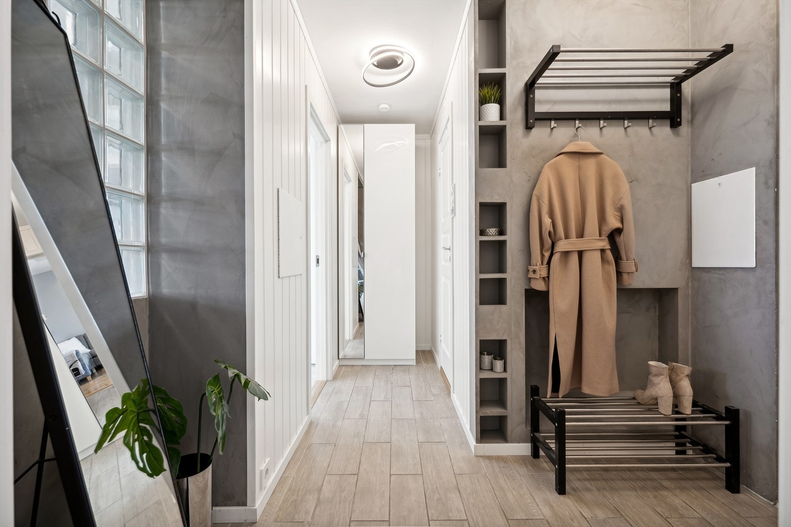 Entreen som ønsker deg velkommen inn har god plass til å henge fra seg yttertøy og plassere fottøy. Galleribilde