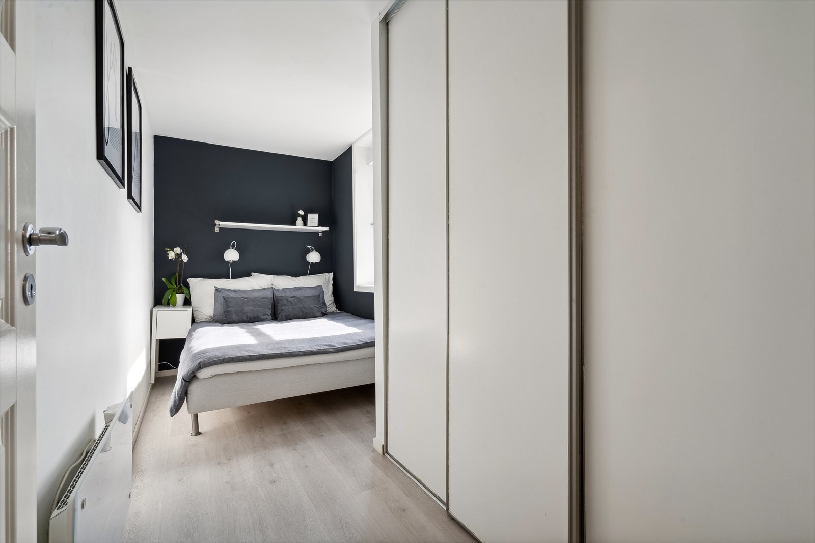 På dette soverommet får du godt med lagringsplass i en romslig skyvedørsgarderobe. Galleribilde