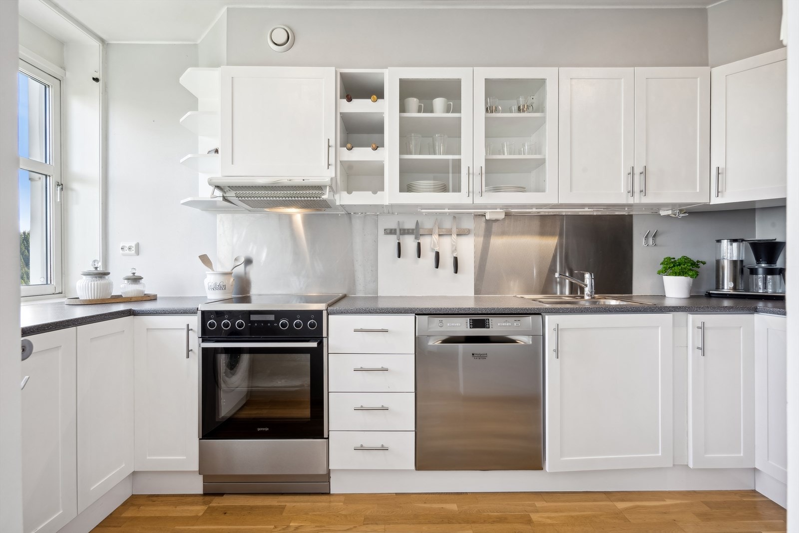 Kjøkkenet har en delikat innredning med hvite profilerte fronter og laminert benkeplate. Galleribilde