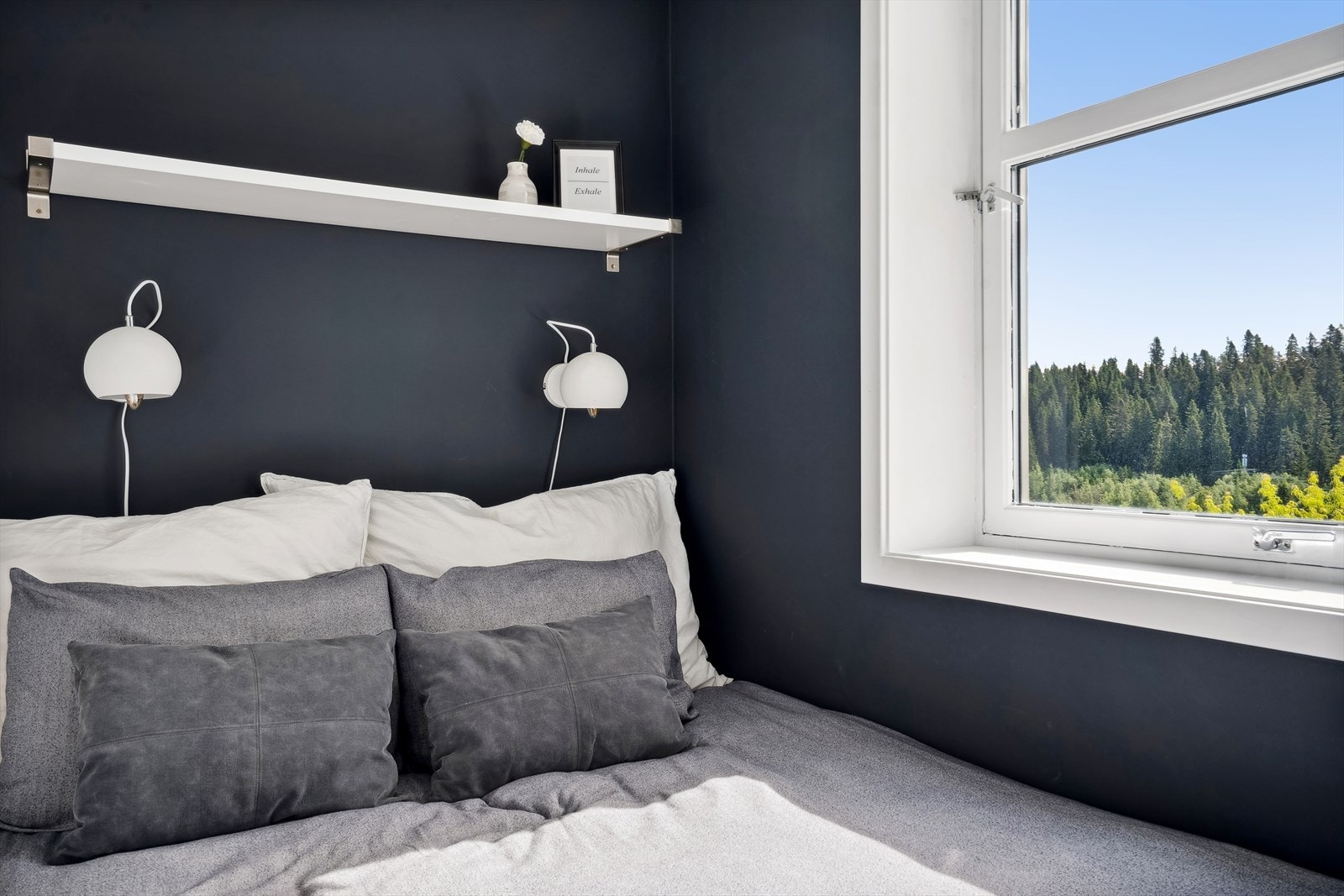 Soverom med god plass til seng og tilhørende møbler. Galleribilde