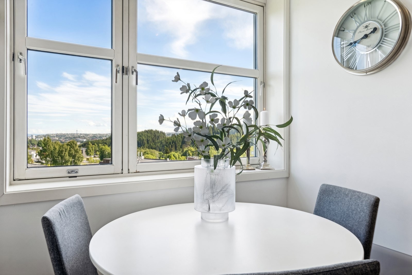Med plass til både sofagruppe og spisegruppe får du plass til å invitere familie og venner på et hyggelig selskap. Galleribilde