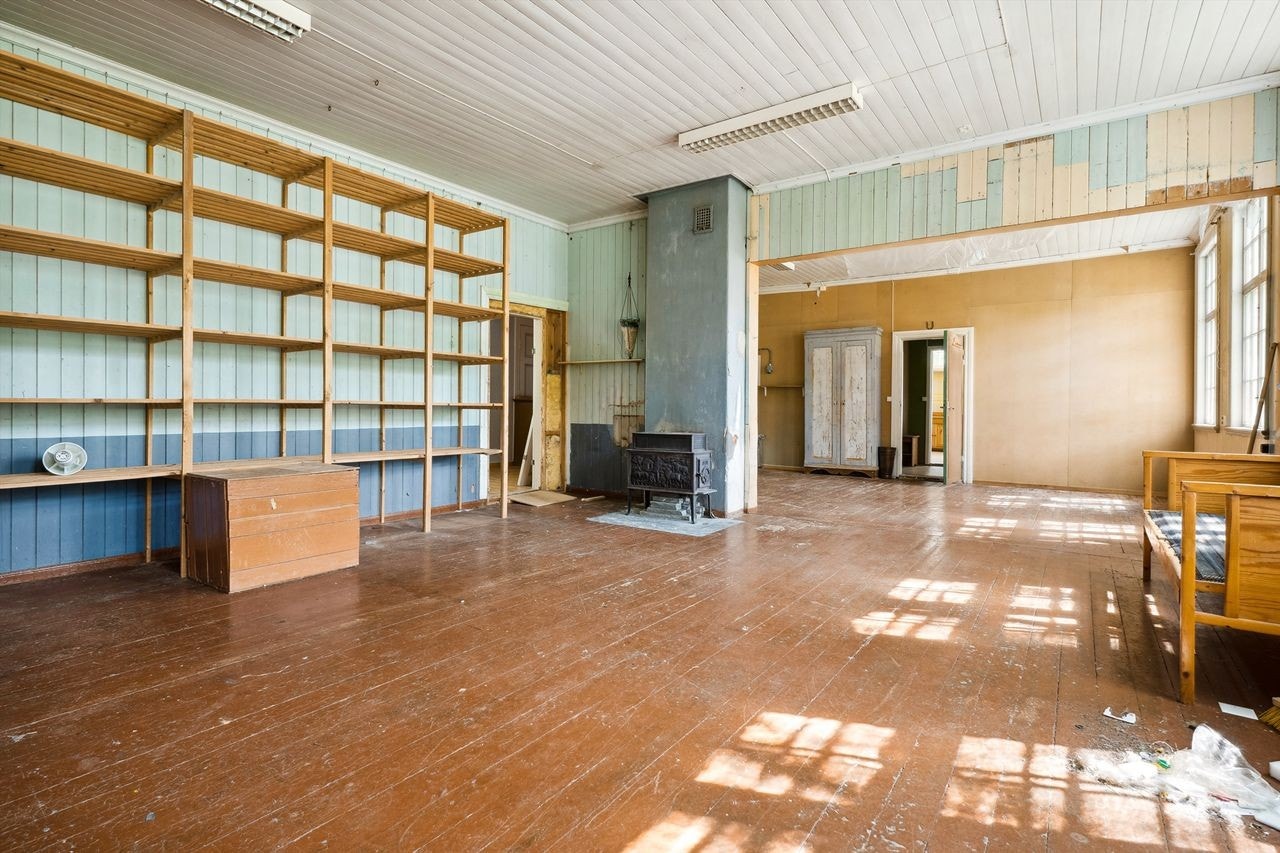 Oppholdsrom 1. etasje har tidligere vært et snekkerverksted og systue. Galleribilde