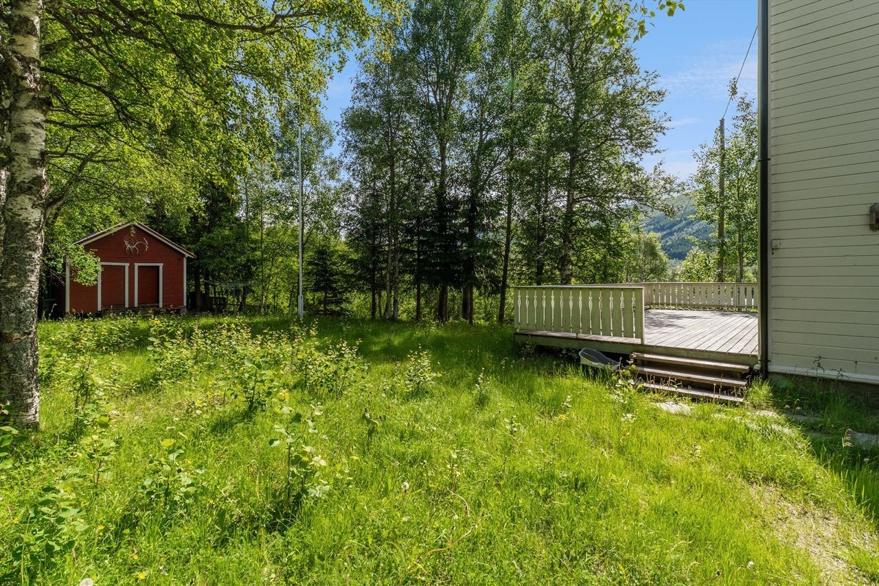 Det er oppført et uthus på eiendommen. Uthuset er gammelt og bærer preg av manglende vedlikehold og oppgraderinger. Galleribilde