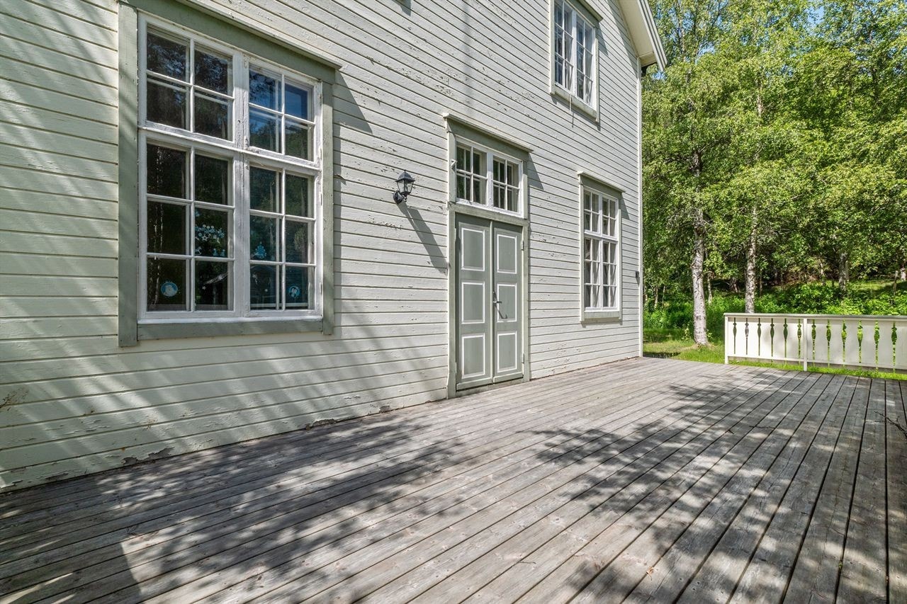 Stor og åpen terrasse. Galleribilde