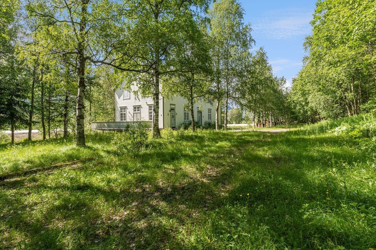 Det er kort vei til et eldorado av turmuligheter samt fine jakt- og fiskemuligheter i området. Galleribilde