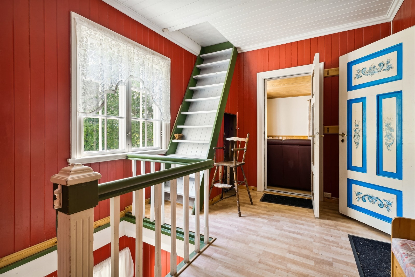 Boligen har fra tidligere år blitt brukt som skole. Galleribilde